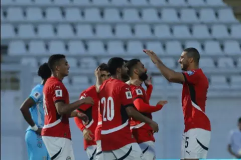 "وصلة رقص بين صلاح وتريزيجيه".. احتفالات لاعبي منتخب مصر بعد التأهل لكأس العالم (فيديو)